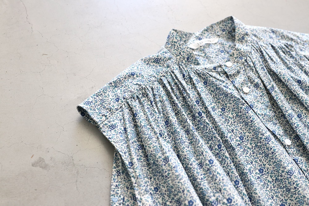 ��WOMEN'S��TOUJOURS�ʥȥ����塼�ˡ�Pleated Sleeveless Long Shirt - LIBERTY BLUE FLOWER PRINT COTTON CLOTH"