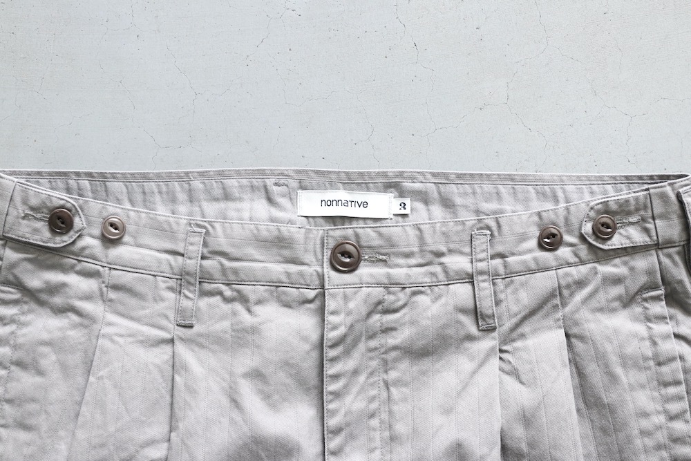 nonnative(�Υ�ͥ��ƥ���) "OFFICER CHINO TROUSERS COTTON DOBBY STRIPE PIGMENT DYE"