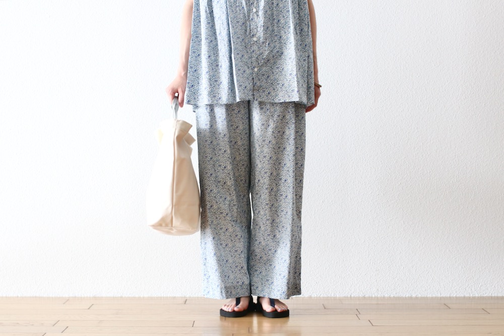 美品✨トゥジュー toujours 花柄パンツ　ネイビー　2 WOMEN'S】TOUJOURS（トゥジュー）“Relax Pants - LIBERTY BLUE
