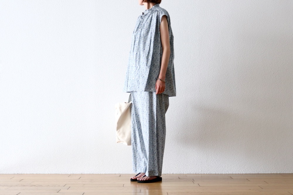 美品✨トゥジュー toujours 花柄パンツ　ネイビー　2 WOMEN'S】TOUJOURS（トゥジュー）“Relax Pants - LIBERTY BLUE