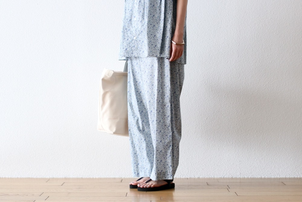 おトク情報がいっぱい！ WOMEN'S】TOUJOURS（トゥジュー）“Relax Pants - LIBERTY BLUE パンツ