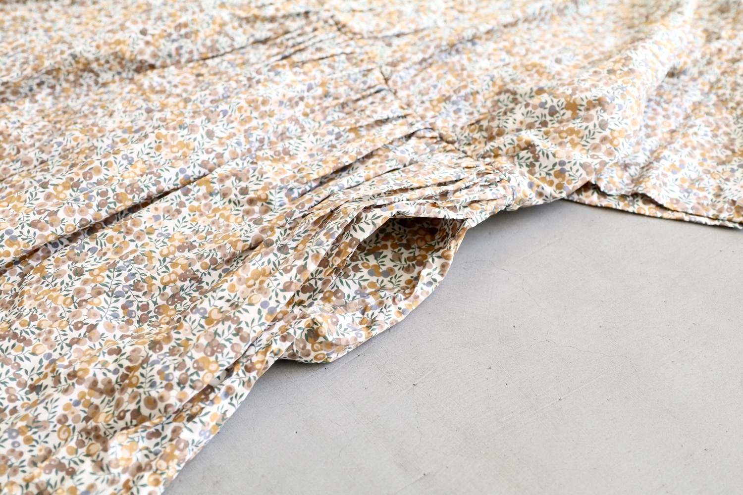 ��WOMEN'S��TOUJOURS�ʥȥ����塼�ˡ�Short Sleeve Classic Gathered Dress -LIBERTY BERRY FLOWER PRINT COTTON CLOTH-��