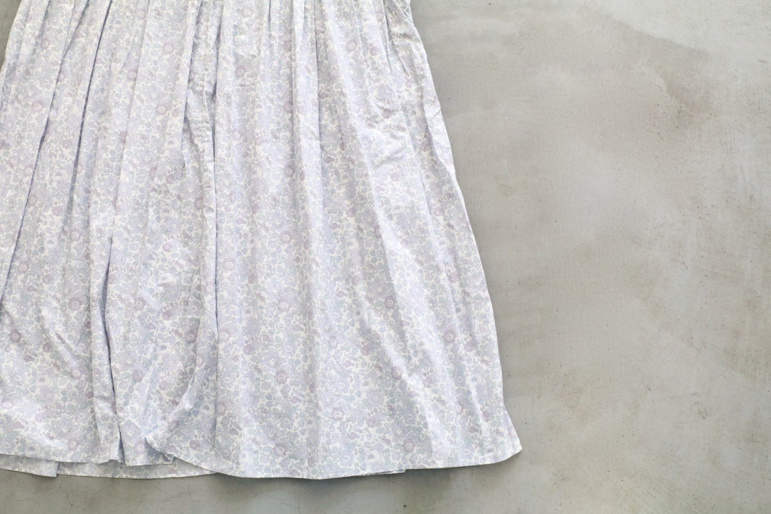 ��WOMEN'S��TOUJOURS�ʥȥ����塼�ˡ�Short Sleeve Classic Gathered Dress -LIBERTY GRAY FLOWER PRINT COTTON CLOTH-��