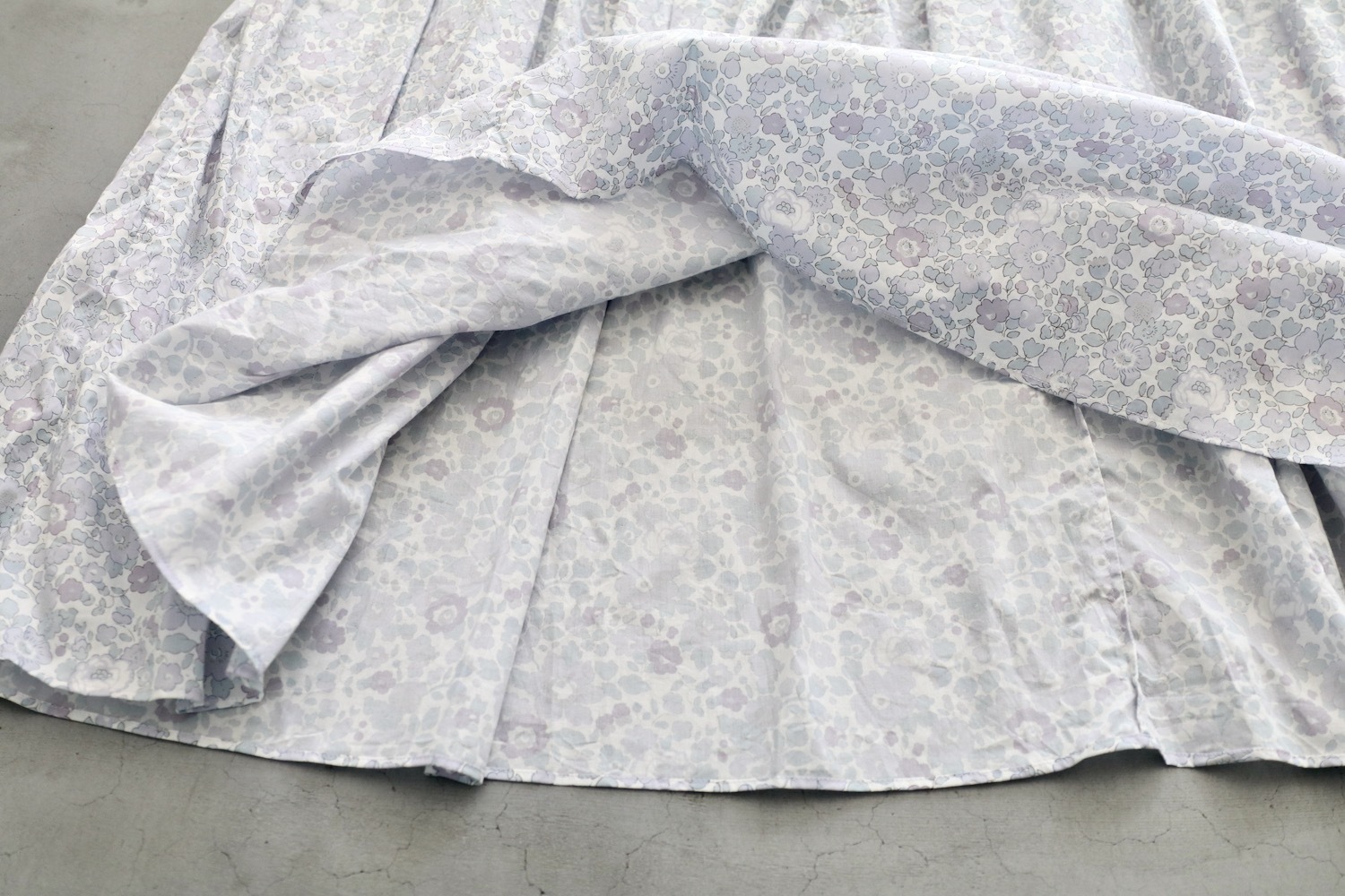 ��WOMEN'S��TOUJOURS�ʥȥ����塼�ˡ�Short Sleeve Classic Gathered Dress -LIBERTY GRAY FLOWER PRINT COTTON CLOTH-��