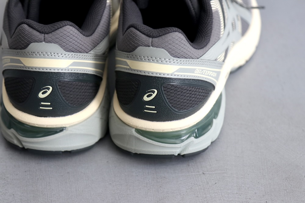 ASICS (å) "GEL-TERRAIN TRUFFLE GREY/SEAL GREY"