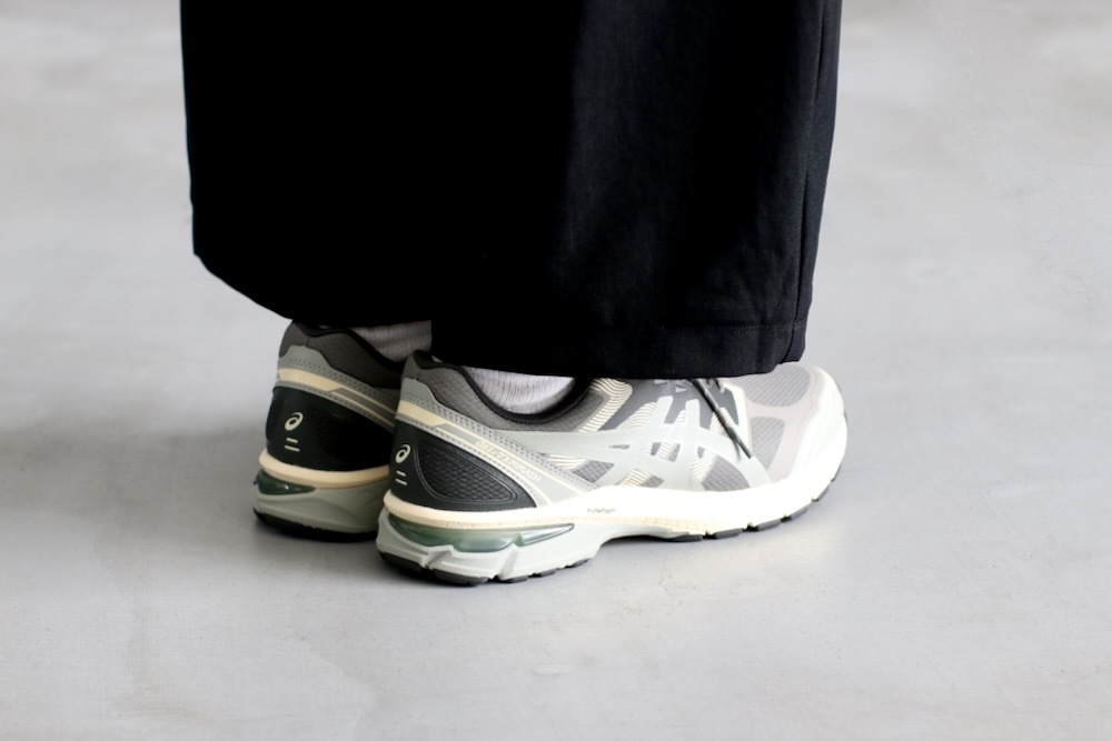 ASICS (å) "GEL-TERRAIN TRUFFLE GREY/SEAL GREY"