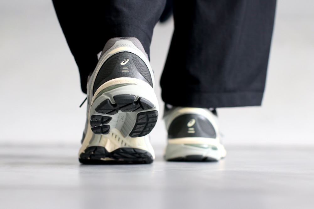 ASICS (å) "GEL-TERRAIN TRUFFLE GREY/SEAL GREY"