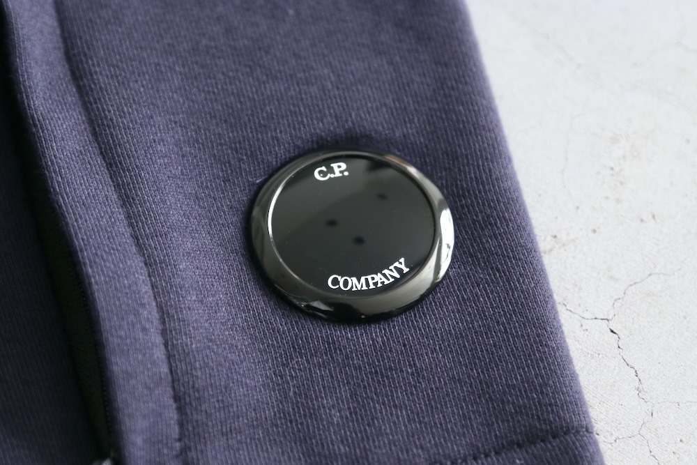 C.P. Company (ԡѥˡ) "DIAGONAL RAISED FLEECE LENS SWEATSHIRT"