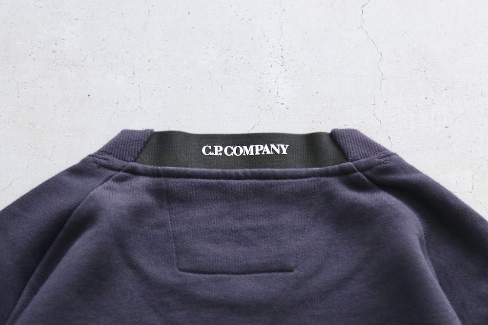 C.P. Company (ԡѥˡ) "DIAGONAL RAISED FLEECE LENS SWEATSHIRT"