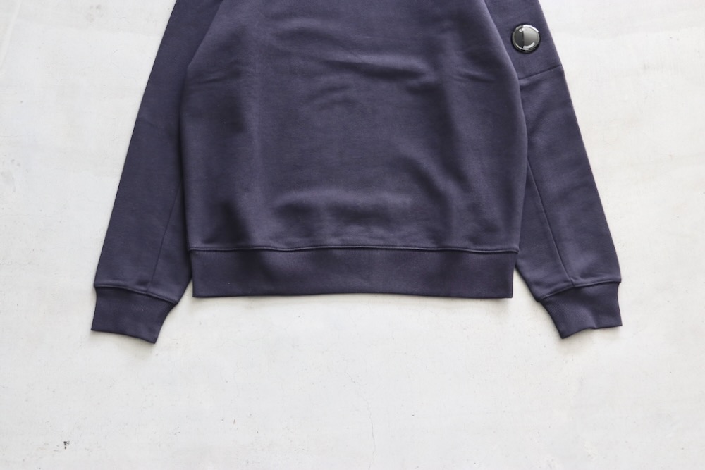 C.P. Company (ԡѥˡ) "DIAGONAL RAISED FLEECE LENS SWEATSHIRT"