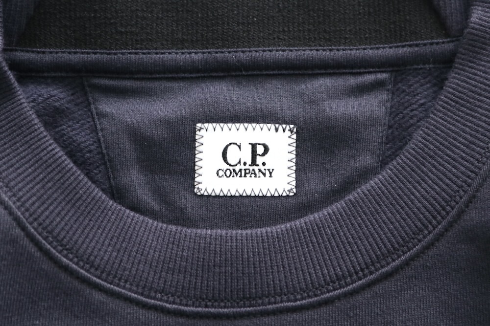 C.P. Company (ԡѥˡ) "DIAGONAL RAISED FLEECE LENS SWEATSHIRT"