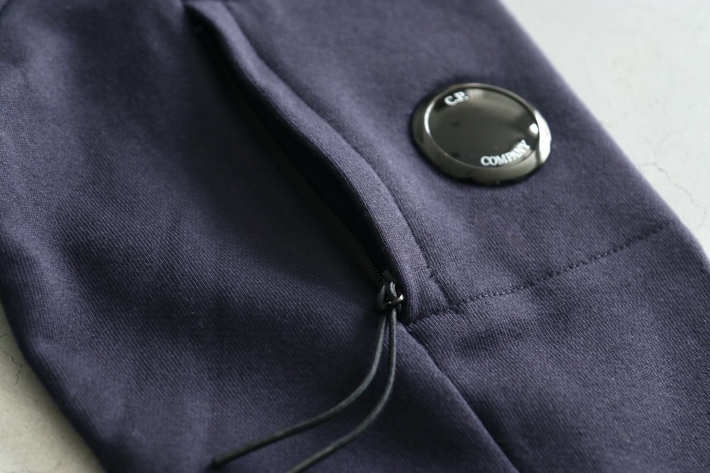 C.P. Company (ԡѥˡ) "DIAGONAL RAISED FLEECE LENS SWEATSHIRT"