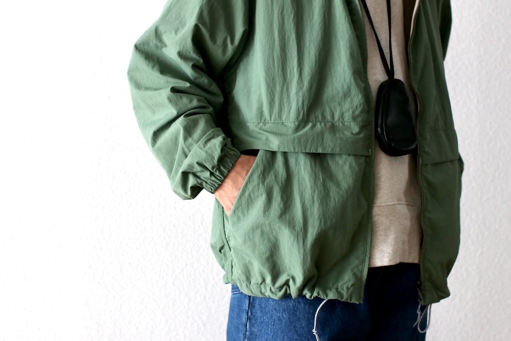 【nanamica】ジャケット カーキ ナナミカ ナイロンジャケット 表はナイロンジャケット、裏はスタジャン風。「ナナミカ」の最良