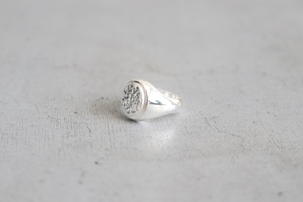 BUNNEY(Хˡ) "Hammered Signet Ring"