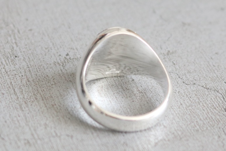 BUNNEY(Хˡ) "Hammered Signet Ring"