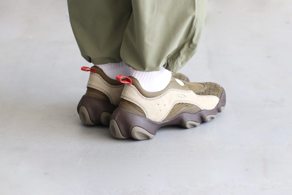 ��limited��BRAIN DEAD �� OAKLEY(�֥쥤��ǥå� �� �������꡼) "Oakley Factory Team Flesh Sandal"