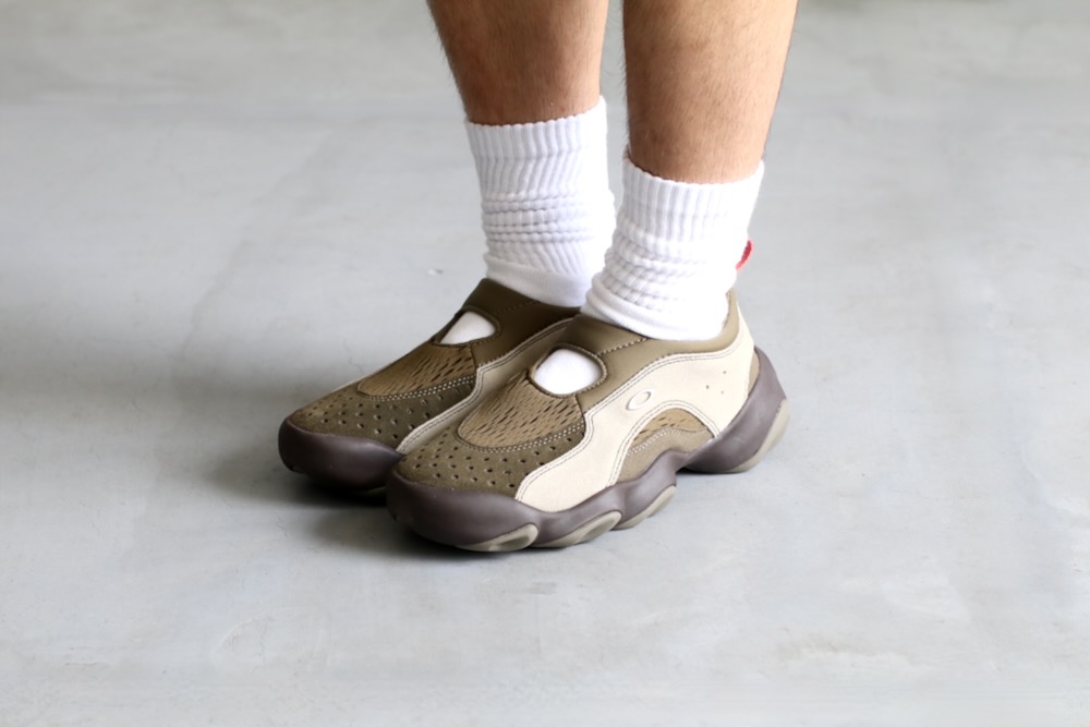 ��limited��BRAIN DEAD �� OAKLEY(�֥쥤��ǥå� �� �������꡼) "Oakley Factory Team Flesh Sandal"