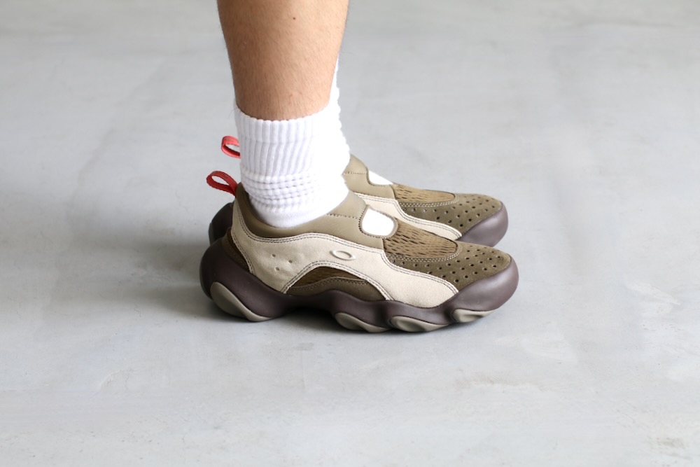 ��limited��BRAIN DEAD �� OAKLEY(�֥쥤��ǥå� �� �������꡼) "Oakley Factory Team Flesh Sandal"