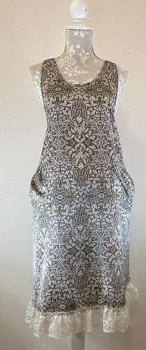 シックな線描きフラワープリントエプロン