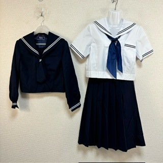 NO 606 越谷市立平方中学校 埼玉県 の制服イラスト 冬服はセーラー服 白いスカーフをスカーフ留めに通します 後襟の校章刺繍もポイントです 夏服は白いシャツにスカートのシンプルな形です 絵師は shiragi 0123さん