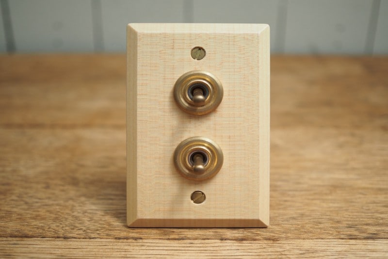 Wooden switch plate<p>ウッデンプレート ２スイッチ メープル</p>