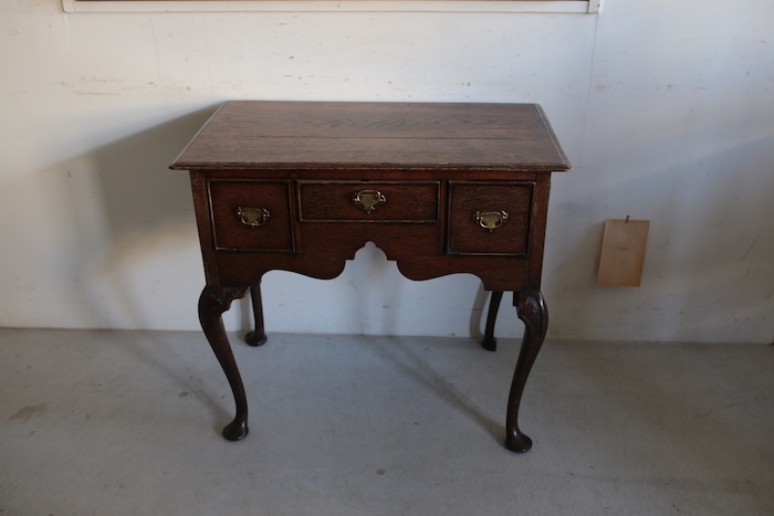 Queen anne style lowboy (A)<p>クイーンアン様式のローボーイ(A)</p>