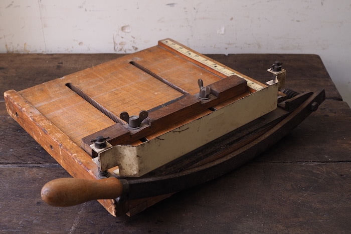 Vintage paper cutter<p>ヴィンテージ ペーパーカッター</p>