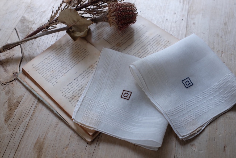 アンティーク フランス カワラナデシコと蝶の立体手刺繍 スカラップ