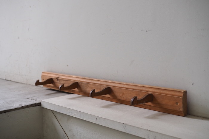 D5949. ベルギー ヴィンテージ 古い５連ウォールフック / アンティーク 古家具 古道具 壁飾り 棚板 ウォールシェルフ 雑貨 什器 陳列台 ウォールフック 5連 アンティーク風の通販