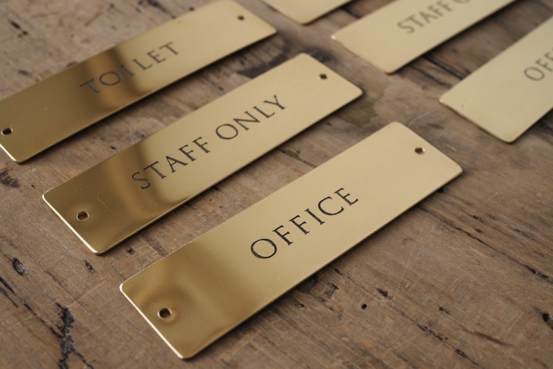 Brass Sign Plate A (TOILET/STAFF ONLY/OFFICE)<p>真鍮サインプレート A (トイレ/スタッフオンリー/オフィス)</p>