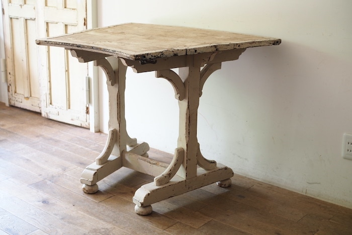 Trapezoid table<p>台形のテーブル</p>