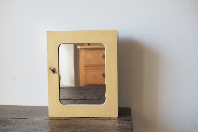 Yellow steel cabinet<p>黄色いスチールキャビネット</p>