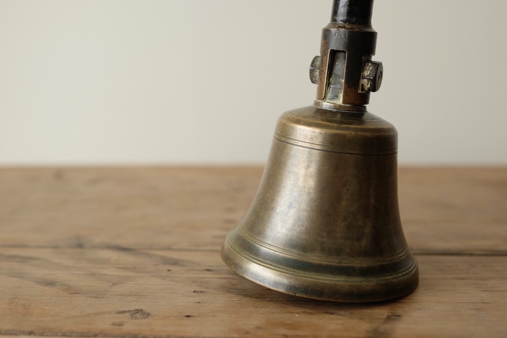 木製ハンドル 約20cm アンティーク　レトロ　ハンドベル　銅製　鐘　（ぬ63） 木製ハンドル 約20cm アンティーク レトロ ハンドベル 銅製 鐘 （ぬ63