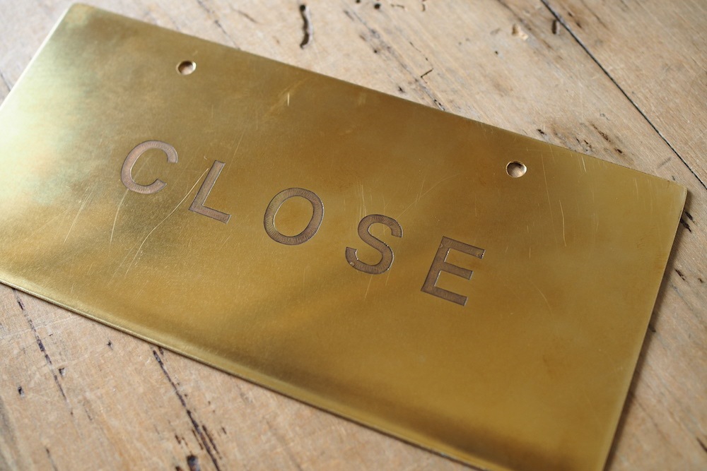 真鍮サインプレート(オープン/クローズ) ｜ D+E MARKET Online