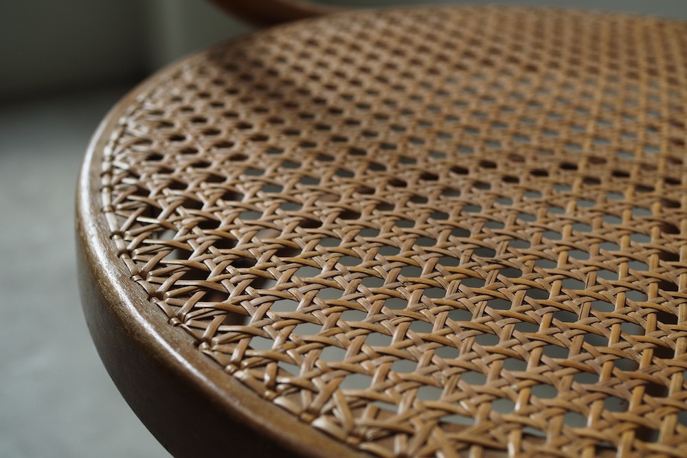 THONET No. 87のアームチェア 中古 美品 トーネット(Thonet) No.17 特徴的な曲線デザインが目