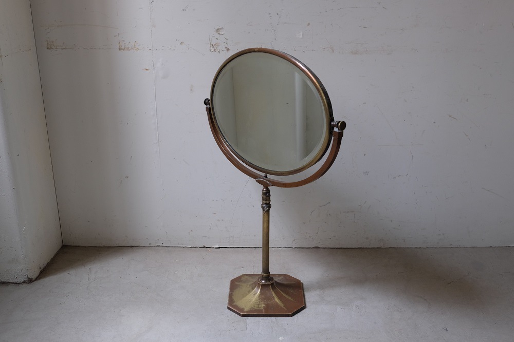 1970年代ヴィンテージ調？真鍮製スタンドミラー 1970年代ヴィンテージ調？真鍮製スタンドミラー 独特の質感や