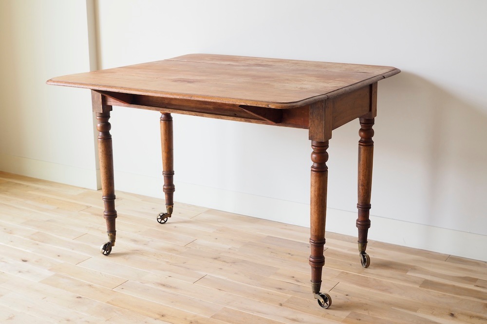 Butterfly table with caster<p>キャスター付きバタフライテーブル</p>