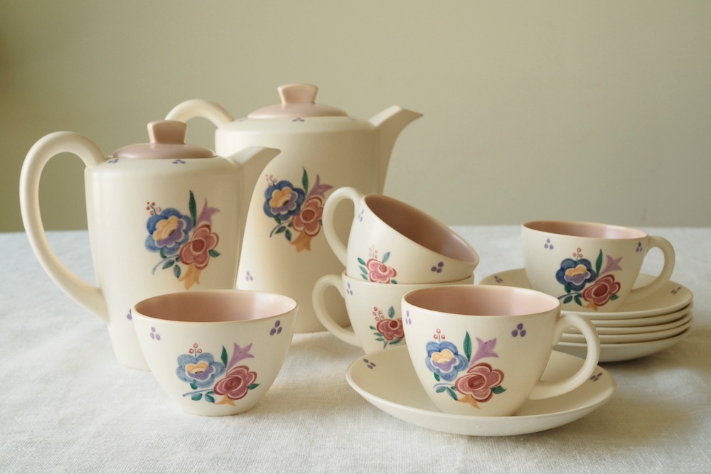 ヴィンテージ品 プール・ポタリー デルフィスシリーズ 幾何学模様 花瓶 プールポタリー ハンドペイント デミタスカップアンドソーサー(花柄
