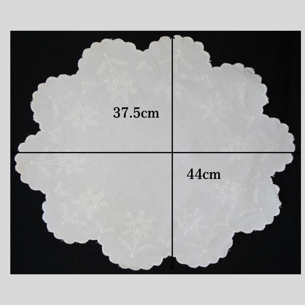 アンティーク フランスで買い付けた 花の刺繍 エンブロイダリー ドイリー（ テーブルセンター）