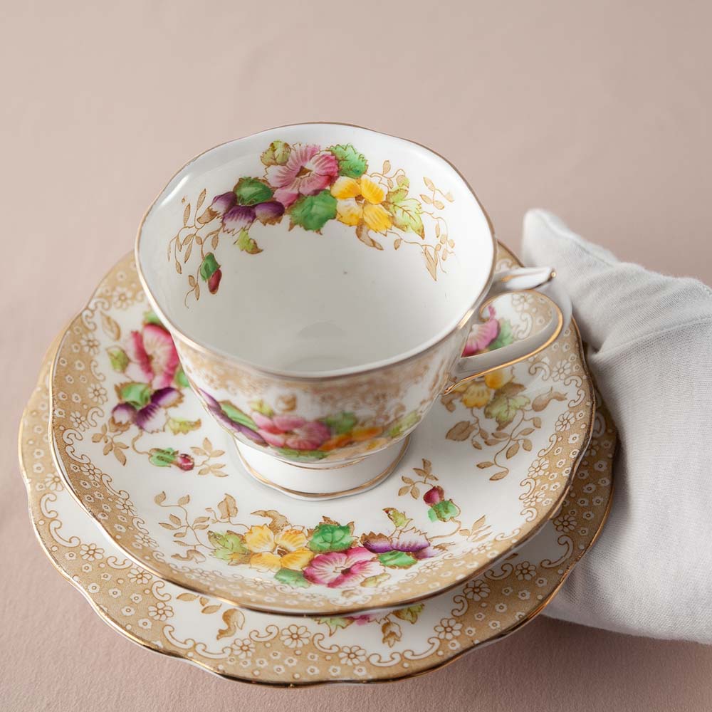 アンティーク イギリスで買い付けた イヤルアルバートラブレース カップ＆ソーサー ROYAL ALBERT