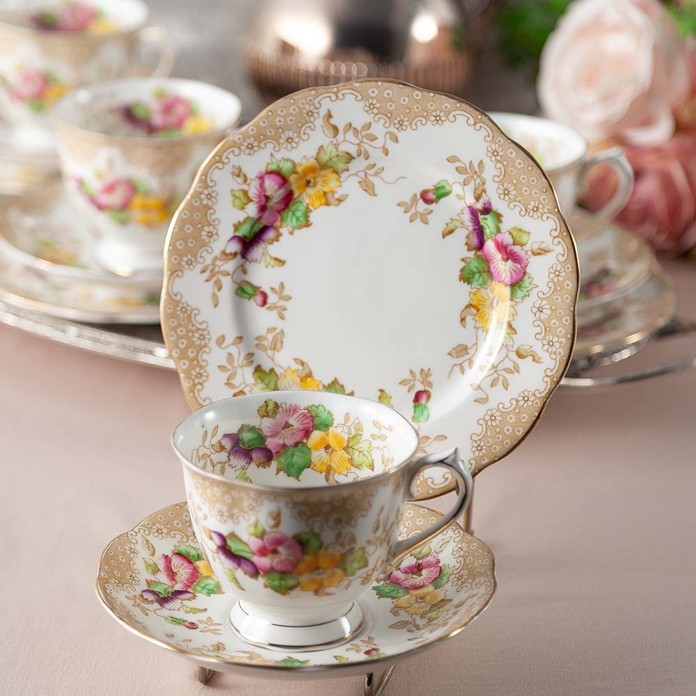 アンティーク イギリスで買い付けた イヤルアルバートラブレース カップ＆ソーサー ROYAL ALBERT