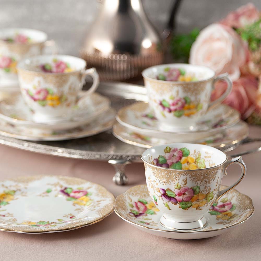 アンティーク イギリスで買い付けた イヤルアルバートラブレース カップ＆ソーサー ROYAL ALBERT