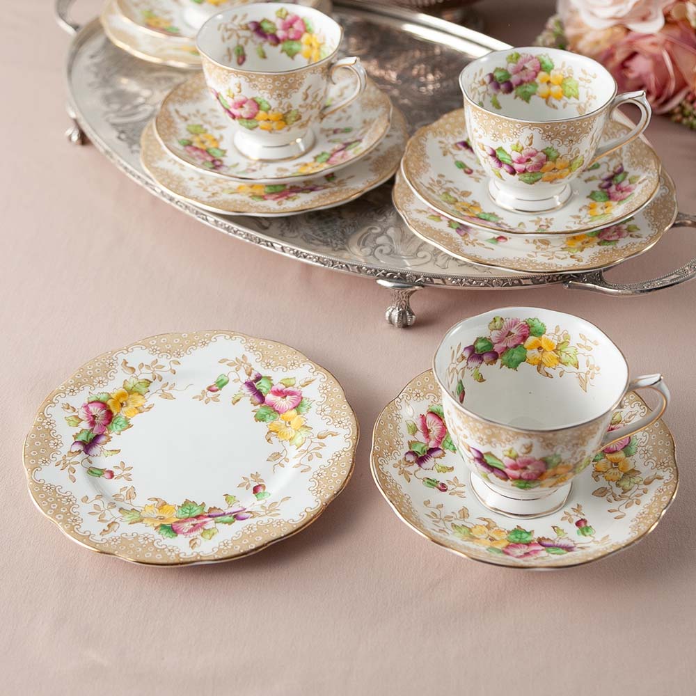 アンティーク イギリスで買い付けた イヤルアルバートラブレース カップ＆ソーサー ROYAL ALBERT