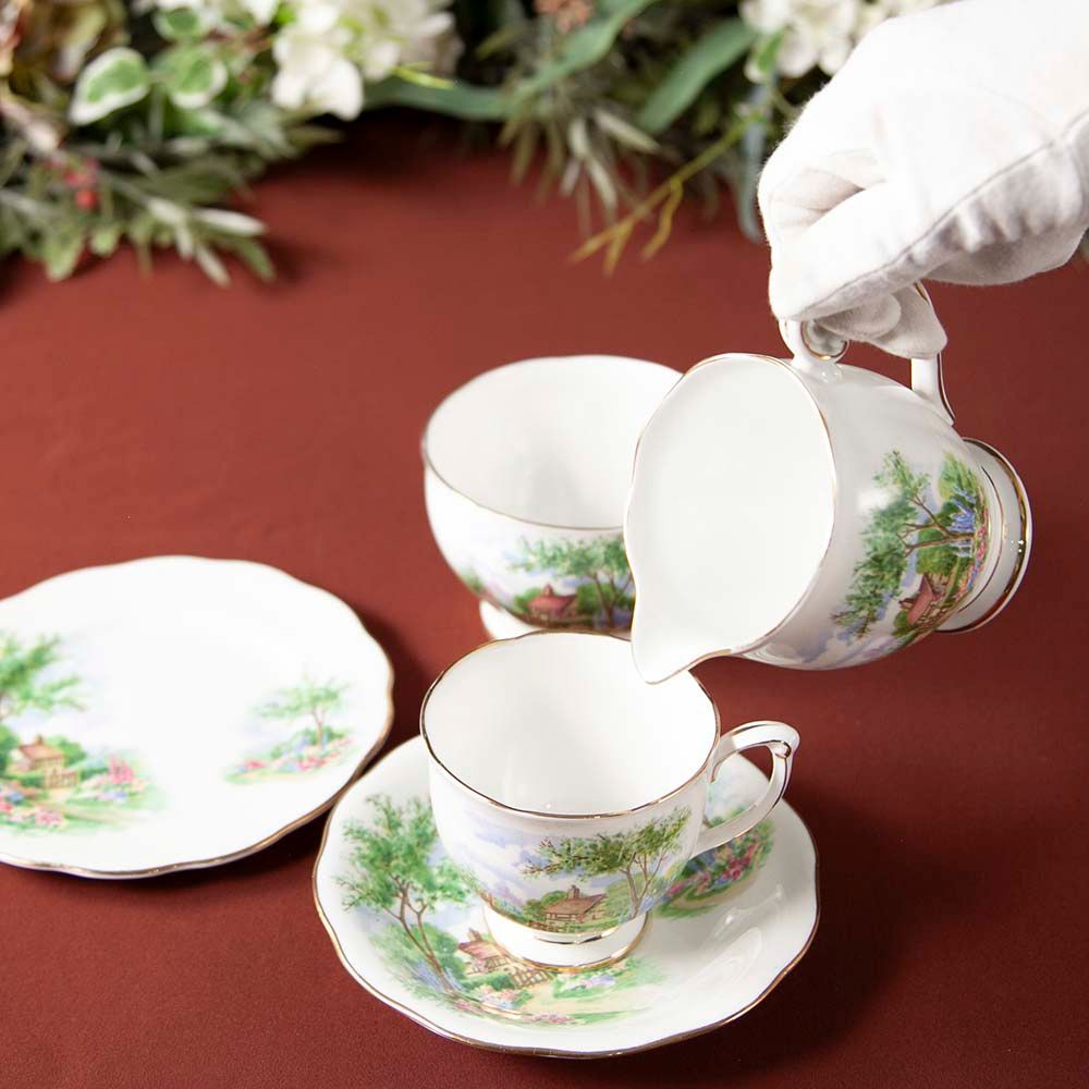 イギリスで買い付けた クィーンアン  チューダーコテージシリーズ トリオ ミルクポット＆シュガーポット