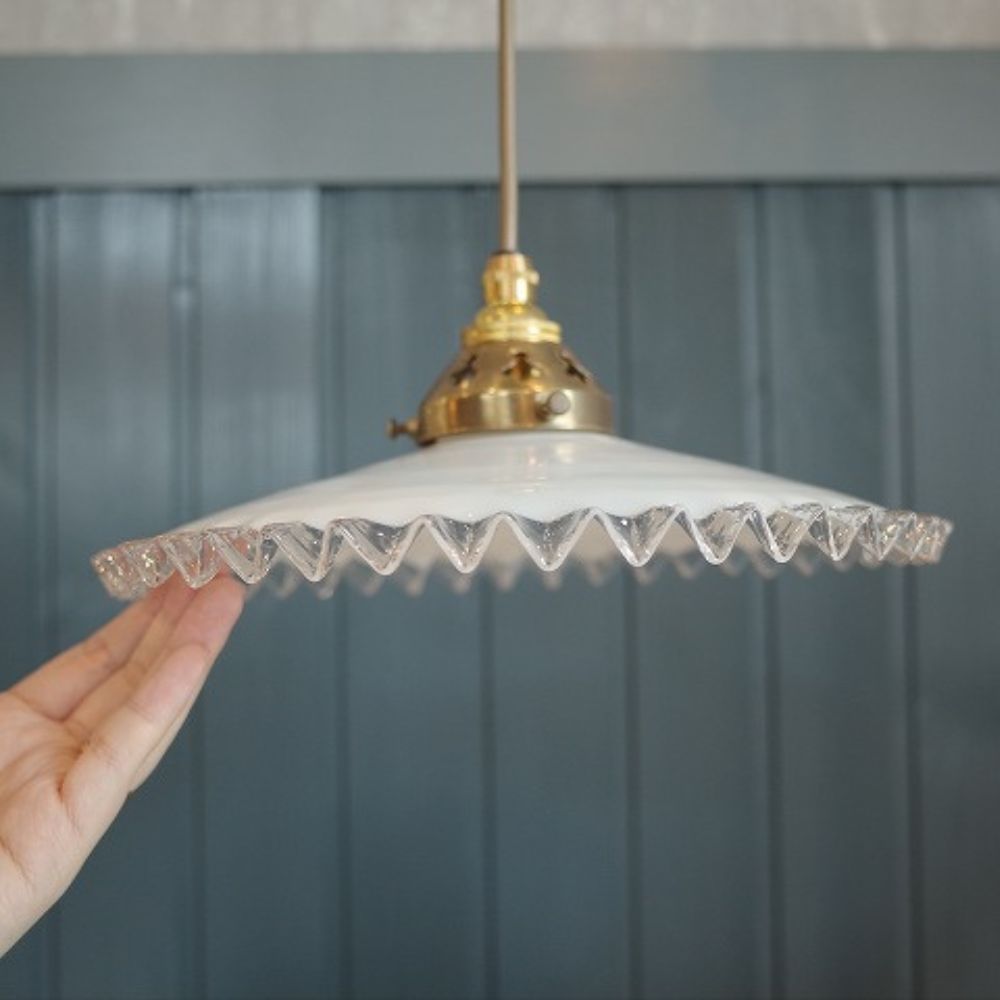 アンティーク フランスで買い付けた フレンチフリルが可愛らしい ランプシェード 外ネジ式