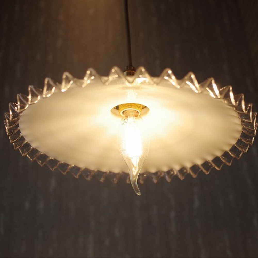 アンティーク フランスで買い付けた フレンチフリルが可愛らしい ランプシェード 外ネジ式