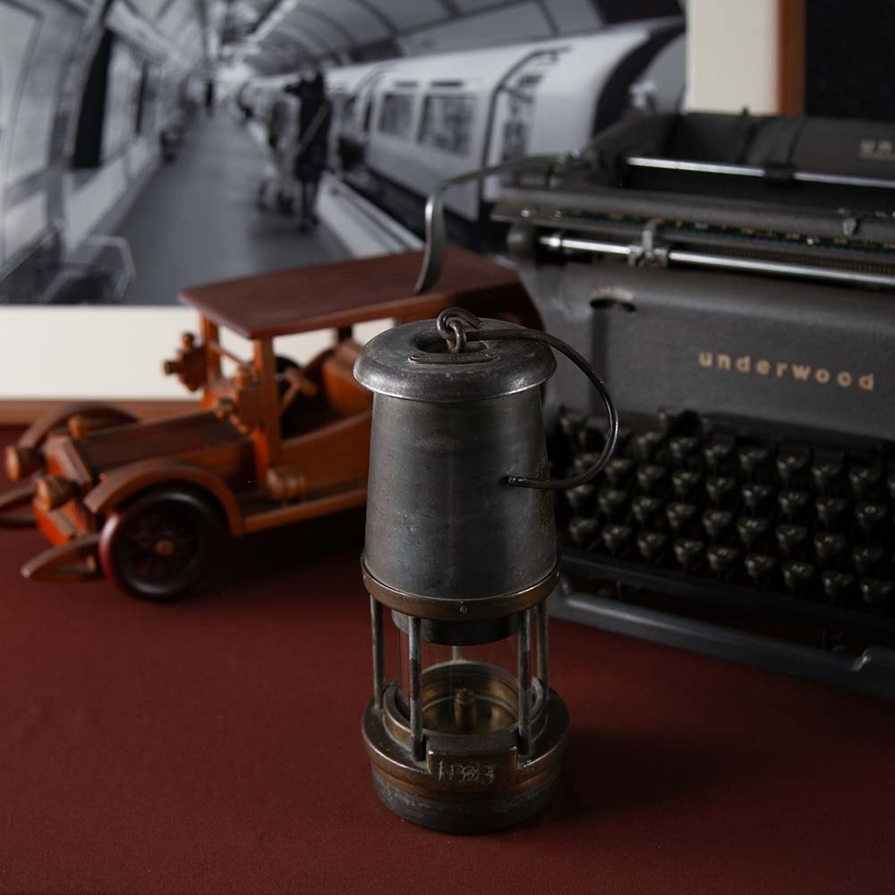 【SOLD OUT】アンティーク イギリスで買い付けた キャンプやアウトドアで使いたい 1967年製 シリアルナンバー入り マイナーズランプ