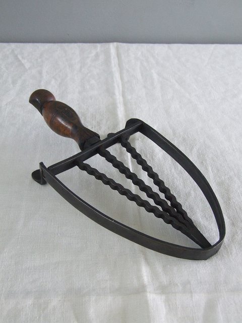 アンティーク イギリスで買い付けた 鍋敷きやプランター置きに使いたい アイロンスタンド