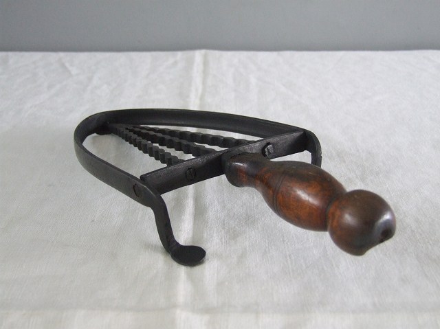 アンティーク イギリスで買い付けた 鍋敷きやプランター置きに使いたい アイロンスタンド