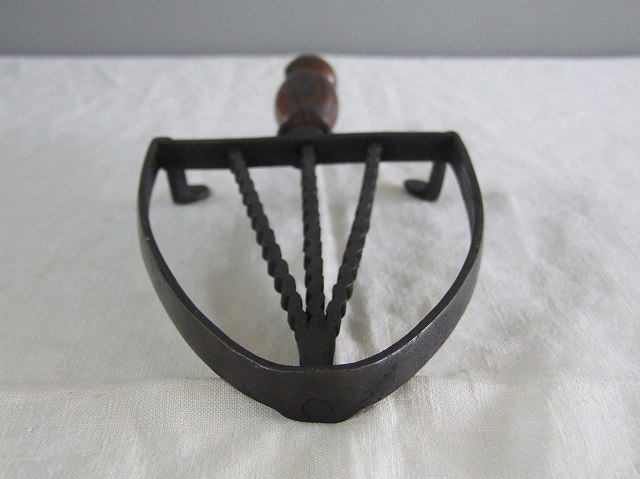 アンティーク イギリスで買い付けた 鍋敷きやプランター置きに使いたい アイロンスタンド